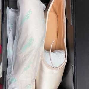 NIB So Dança Elektra Joy II Pointe shoes 7.5 B.